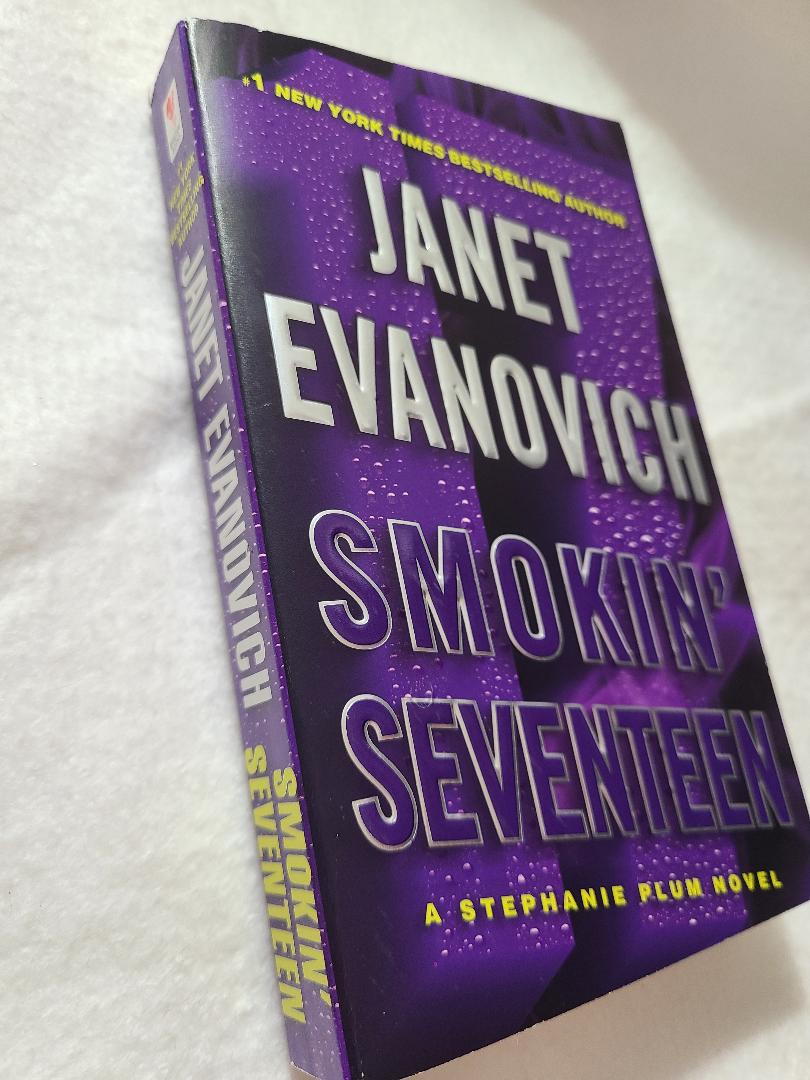 Used Smokin' Seventeen By: Janet Evanovich